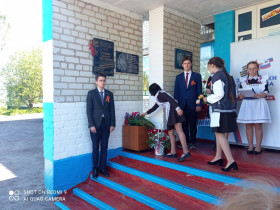 Открытие памятной мемориальной доски выпускнику Бобравской средней школы 1998 года Горлову Виктору Васильевичу.